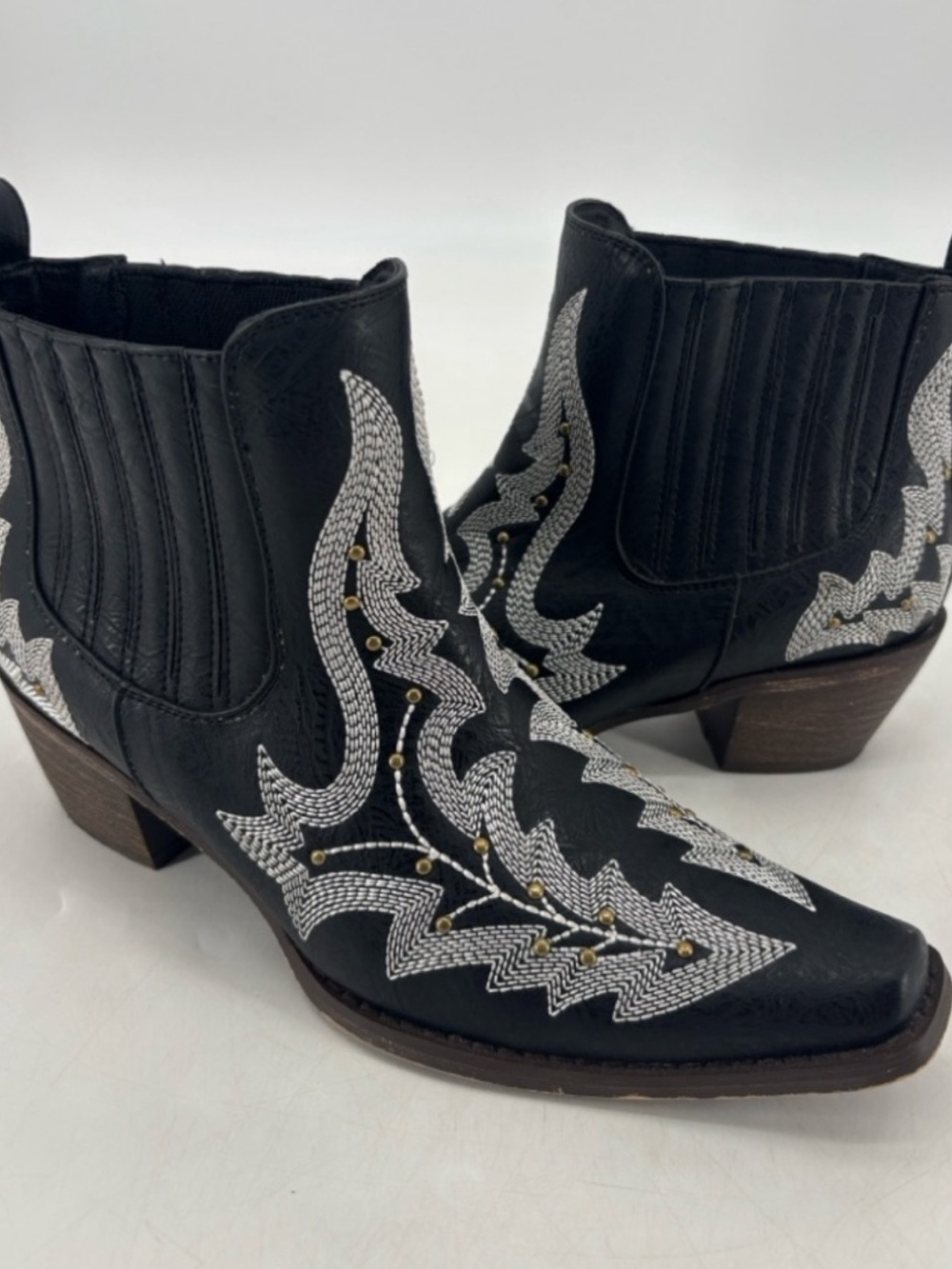Liberty Simone Leather Embroidered Western Cowgirl Booties Ankle Boots Size 8.